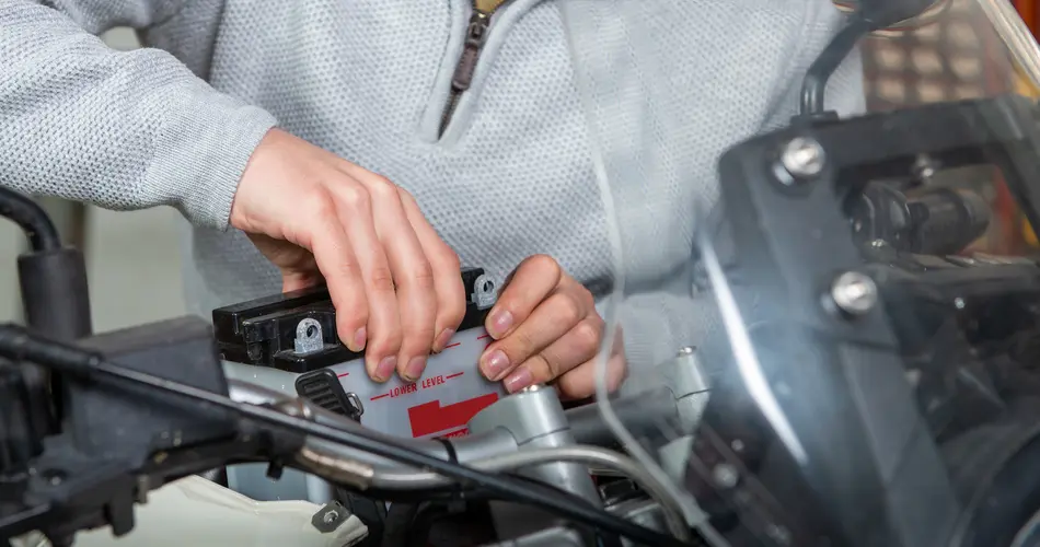 Título: Guía paso a paso para cambiar la batería de moto