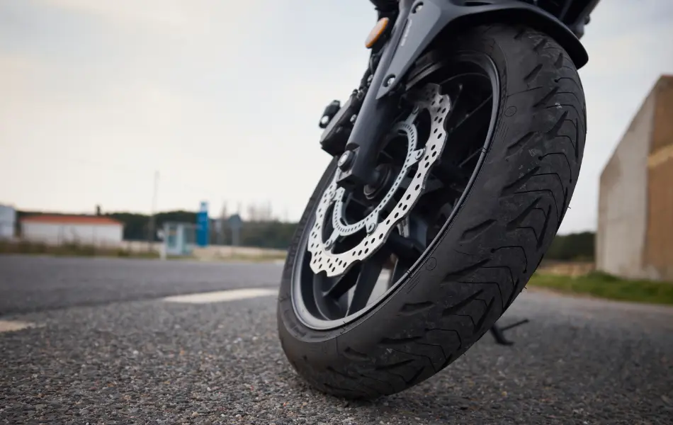 Tipos de labrado en llantas de moto y cómo elegir la ideal